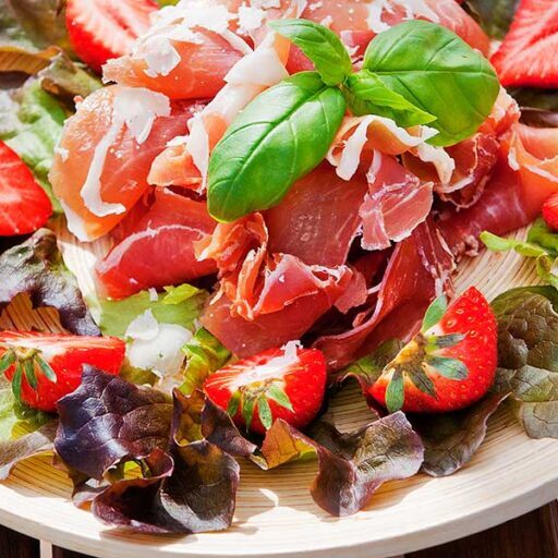 serrano-med-sommersalat-og-friske-jordbaer-TAGA_dsc_4632